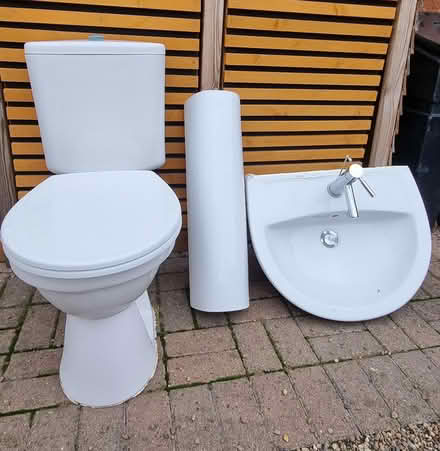 Photo of free Full bathroom Suite (LN8) #1