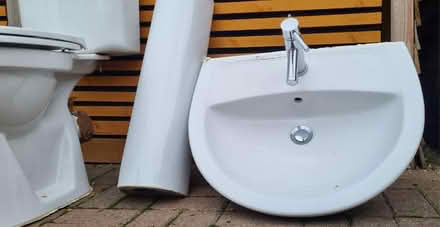 Photo of free Full bathroom Suite (LN8) #2