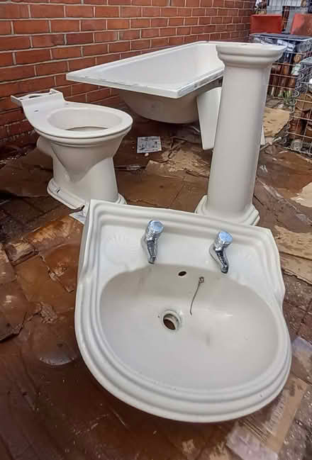 Photo of free Old cream colour bathroom suite (Woodley RG5) #1