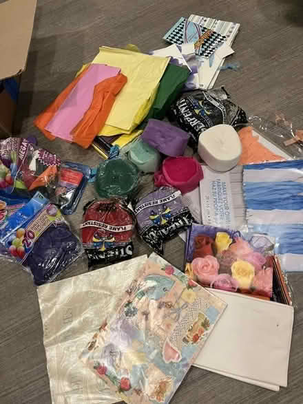 Photo of free wrapping paper, streamers balloons (Golden Triangle) #1