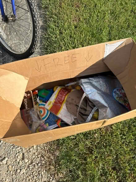 Photo of free free bin (Belleville) #1
