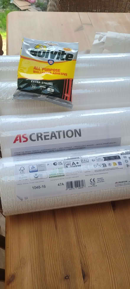 Photo of free 4 rolls expanded vinyl wallpaper (Scale Hall LA1) #2