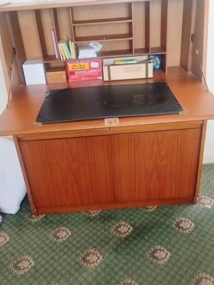 Photo of free desk (Leigh on sea SS9) #1