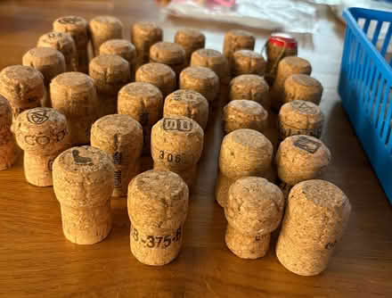 Photo of free ‘Champagne’ corks and others. (Broadward HR6) #1