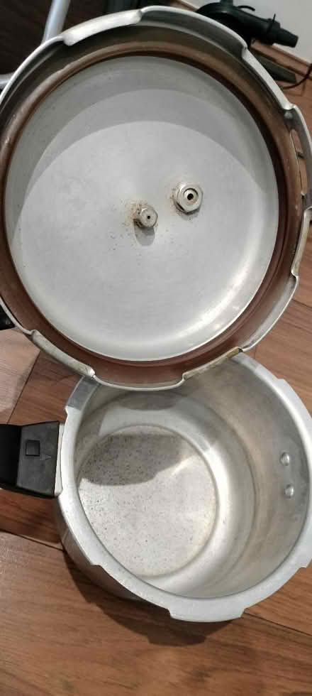Photo of free aluminium pressure cooker 5li (Harrow HA1) #3