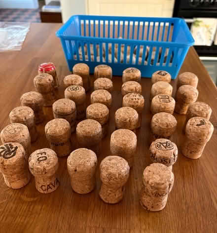 Photo of free ‘Champagne’ corks and others. (Broadward HR6) #2