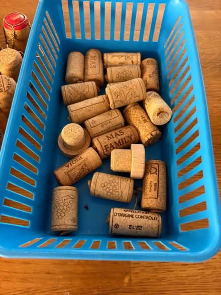 Photo of free ‘Champagne’ corks and others. (Broadward HR6) #3