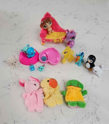 Photo of free Various figurines finger puppets toys (Barley SG8) #1