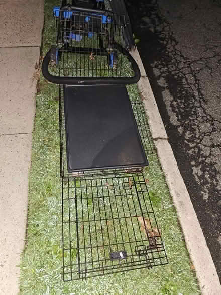 Photo of free Curb alert 39 Howard WP dog crate (White Plains) #1