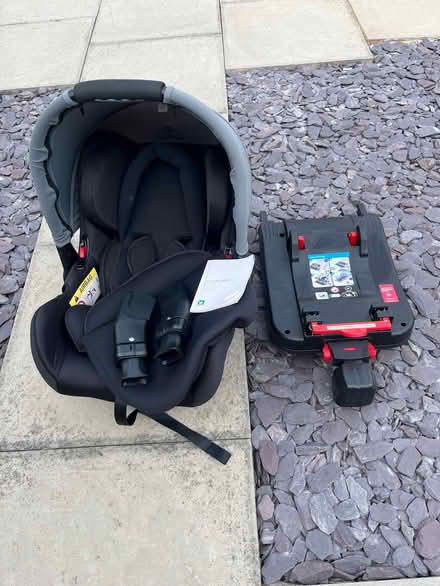 Photo of free Ickle Bubba car seat & Isofix base (Southam CV47) #1
