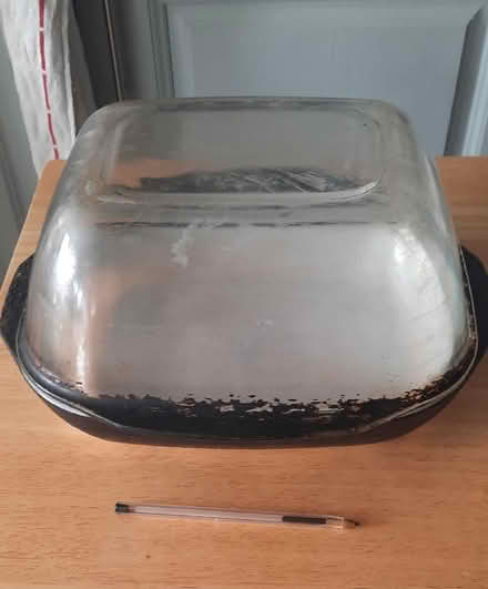 Photo of free Roast casserole dish - Pyrex (Woodley RG6) #2