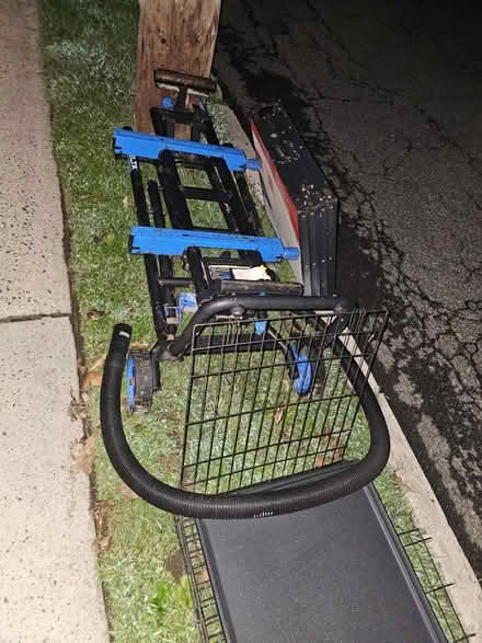Photo of free Curb alert 39 Howard WP dog crate (White Plains) #2