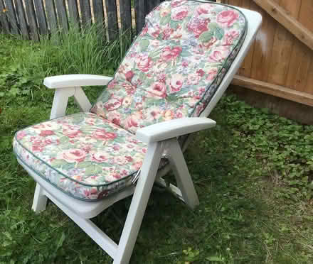 Photo of free 2 white garden loungers & cushions (Dunfermline KY11 3El) #1