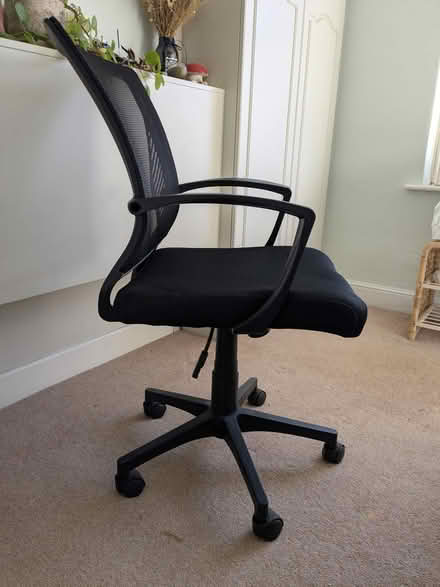 Photo of free Black desk chair with manual (Butterow GL5) #4