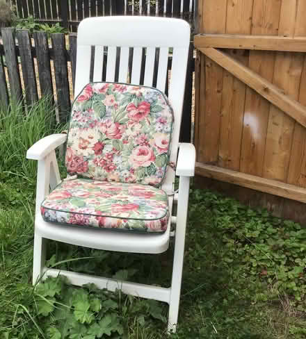 Photo of free 2 white garden loungers & cushions (Dunfermline KY11 3El) #3