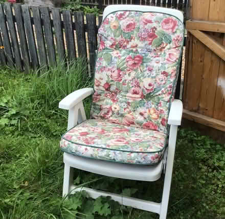 Photo of free 2 white garden loungers & cushions (Dunfermline KY11 3El) #2