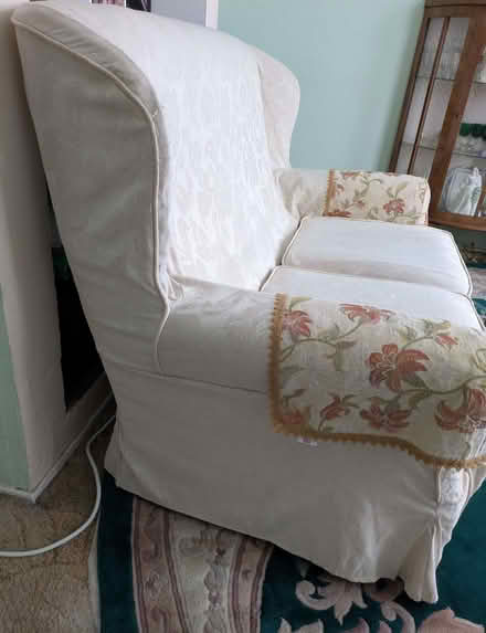 Photo of free Cream floral patterned sofa (Bulverhythe TN38) #2