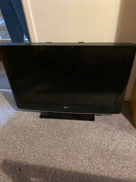 Photo of free 32” lg tv (par) #1