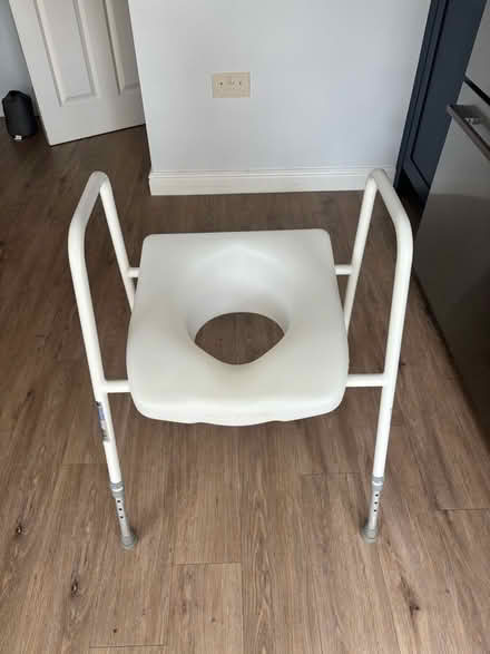 Photo of free Raised toilet seat and frame (Kenilworth CV8) #1