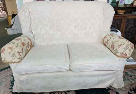 Photo of free Cream floral patterned sofa (Bulverhythe TN38) #1