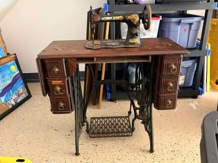 Photo of free vintage sewing machine (28802) #1