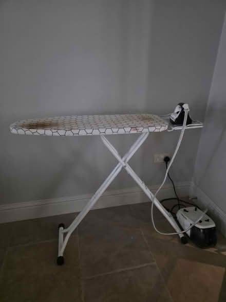 Photo of free Iron table (Sw7 5qx) #1
