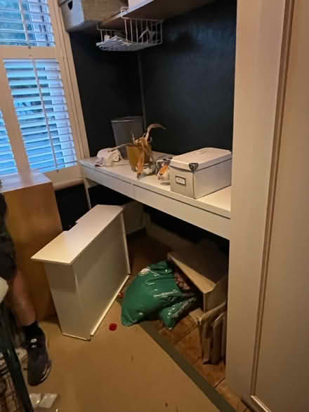 Photo of free White desk (West Green N17) #1