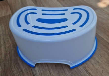 Photo of free Toilet seats and step (Lower Earley RG6) #2
