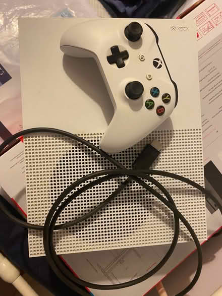 Photo of free white xbox one s, control & cable (Ware SG12) #1