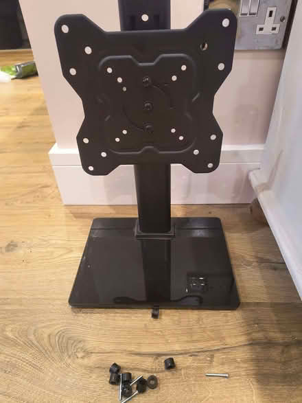 Photo of free TV stand with black glass base (Crowthorne RG45) #3