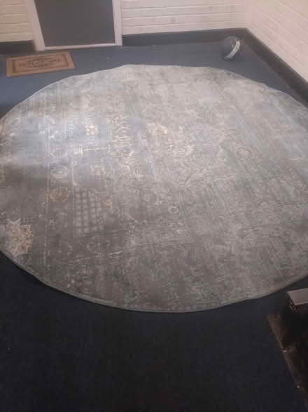 Photo of free large rug (farnham GU9) #1