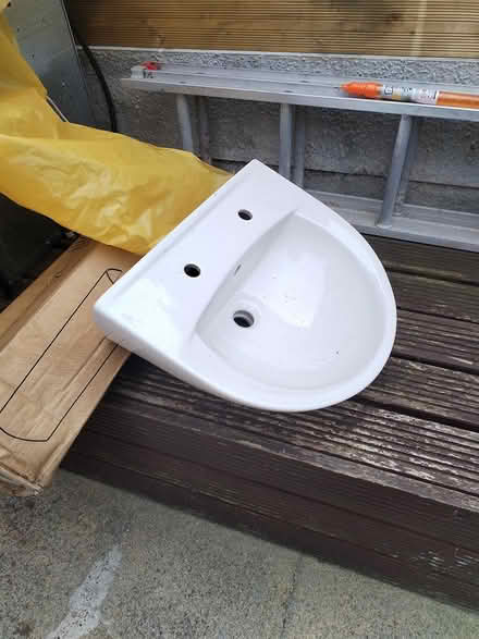 Photo of free toilet sink with pedestal (Swallownest, Sheffield S26) #1