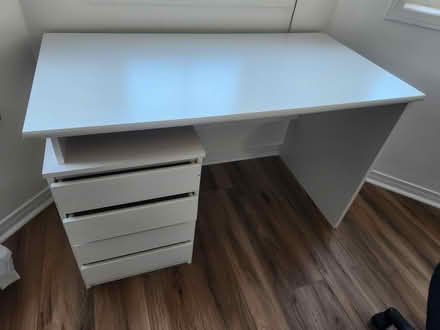 Photo of free White desk (Kanata, Heritage hills) #1