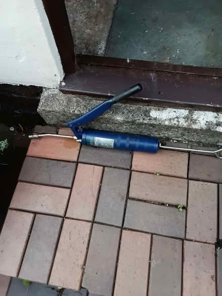 Photo of free grease gun (Rhydycroesau SY10) #1