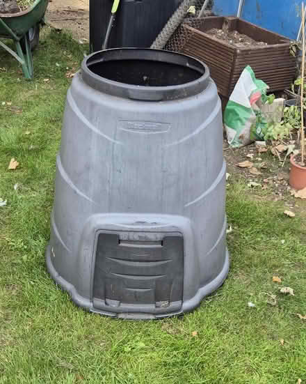 Photo of free Compost bin with lid (South Reading RG2) #1