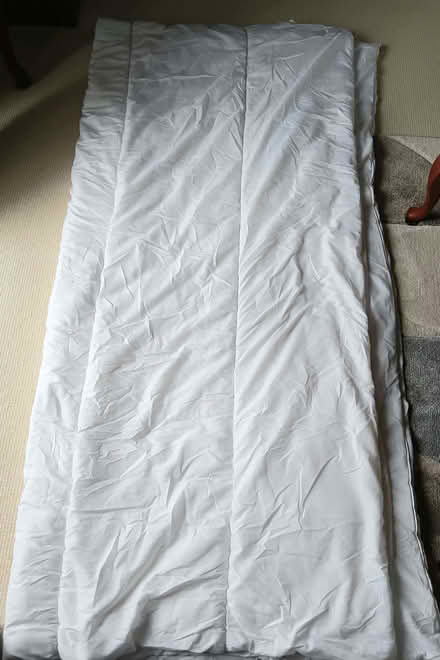 Photo of free King size Silentnight 10.5 tog Duvet in excellent condition (Pound Hill RH10) #2