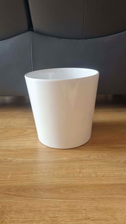 Photo of free White plant pot (Datchworth Green SG3) #1