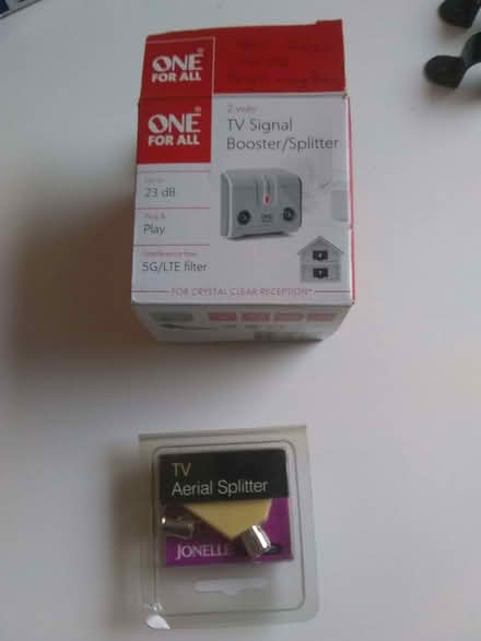 Photo of free TV Signal booster / Splitter and aerial splitter (Sonning Common RG4) #1