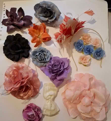 Photo of free hair flowers (and one bow) (Emmbrook RG41) #1