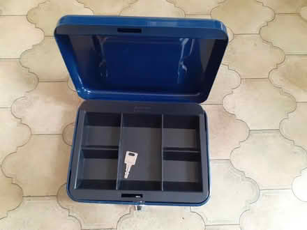 Photo of free cash box (Newmarket/New Cheveley Rd) #1
