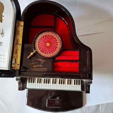 Photo of free musical piano jewellery box (Emmbrook RG41) #3