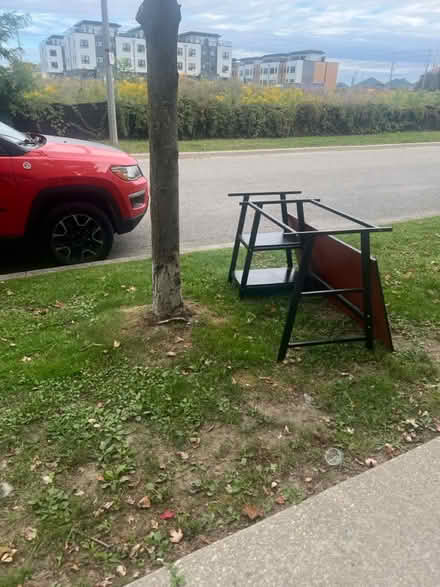 Photo of free Curb alert desk (Markham) #2