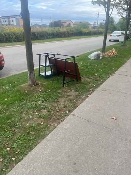 Photo of free Curb alert desk (Markham) #1