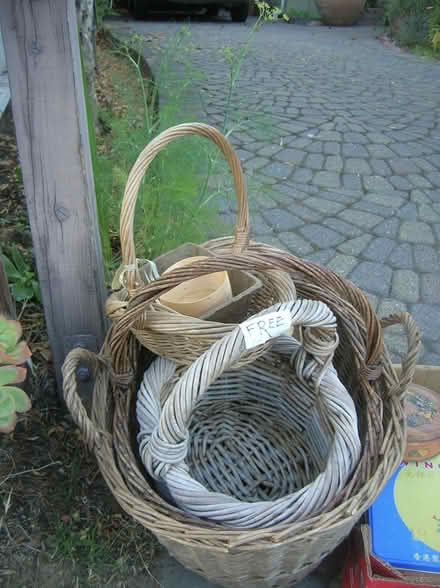 Photo of free tins & baskets & wreaths,oh my (san rafael/santa venetia) #1