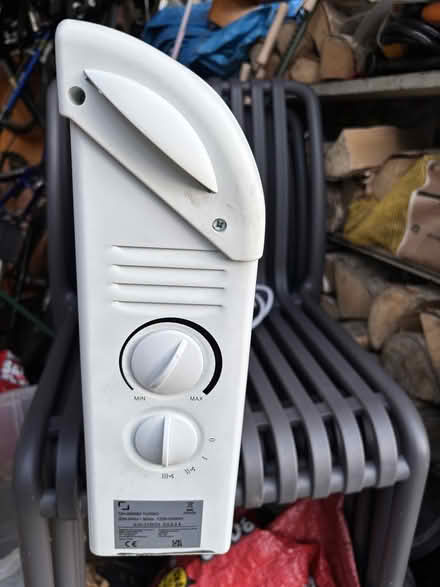 Photo of free Kingfisher ch-2000m Electric heater - feet missing (Old Coulsdon CR5) #2