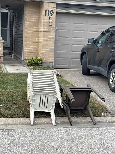 Photo of free Patio chairs curb alert (L5L 5P5) #1
