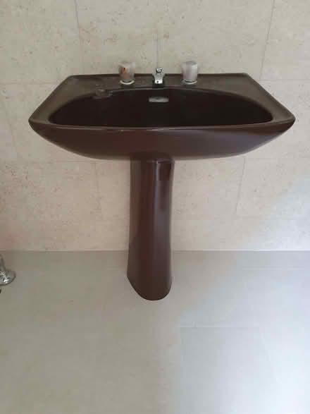 Photo of free Pedestal wash basin (Whitehill ME13) #1