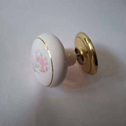 Photo of free vintagey floral doorknob (Emmbrook RG41) #2