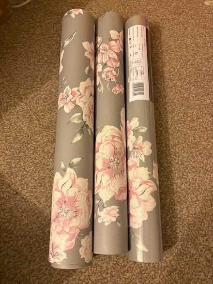 Photo of free Pink / dark grey floral wallpaper (Hextable BR8) #1
