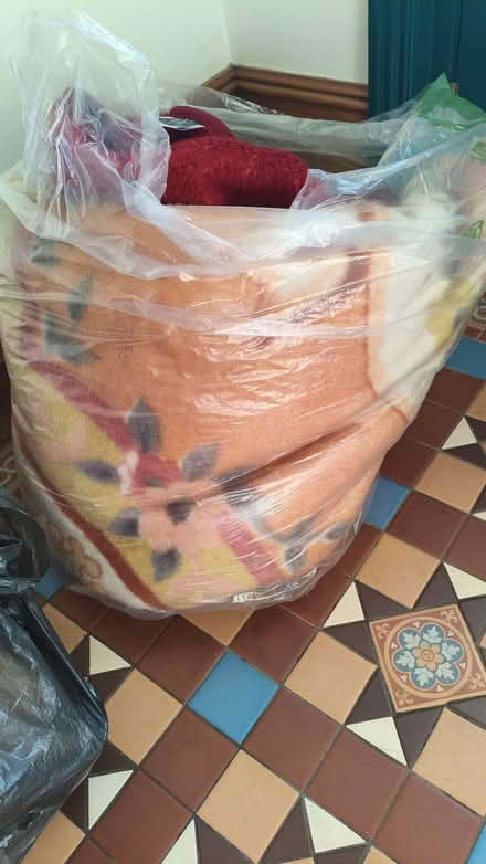 Photo of free Large fluffy warm blanket 200x240cm, VGC SE25 (South Norwood SE25) #1
